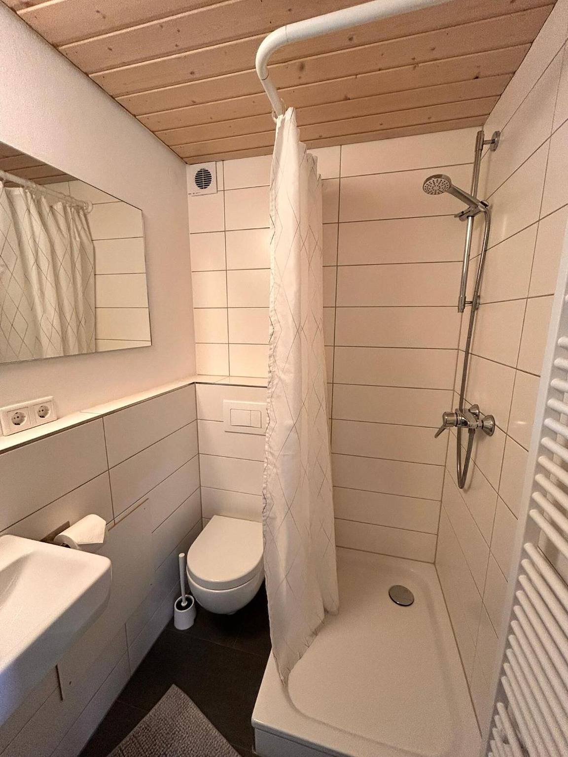 Ganzes Studio, Ferienwonung Blick in den Garten mit Terrasse, direkt an der Wutachschlucht und Südschwarzwaldradweg in Bonndorf im Schwarzwald, Südschwarzwald