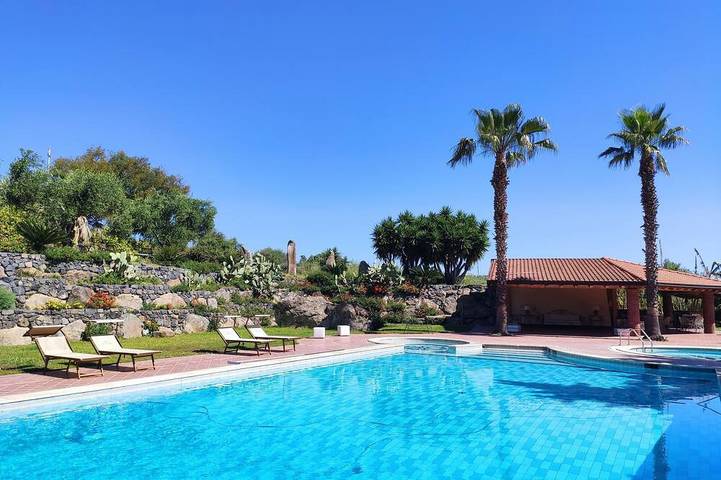 Gîte pour 8 personnes, avec jacuzzi ainsi que jardin et piscine à Aci Castello