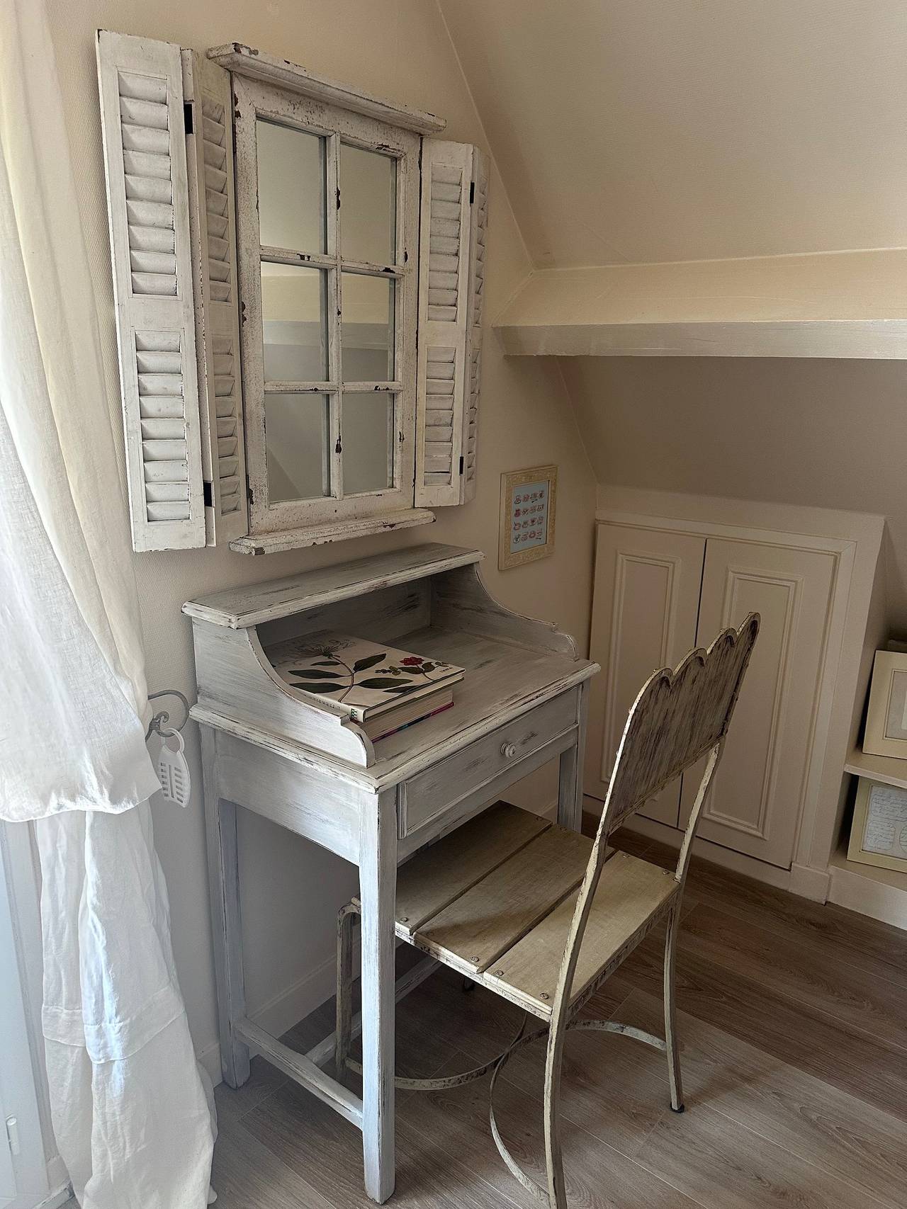 Guest Room 'English Garden' with Pool, Breakfast, Shared Garden and Wi-Fi in Suzay, Les Andelys region