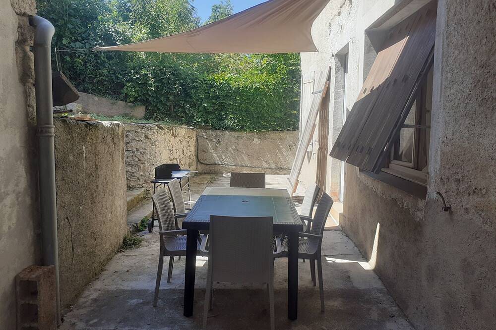 Apartamento entero, Apparently located in lacaune les bains. Serves 5. in Lacaune, Región de Lacaune