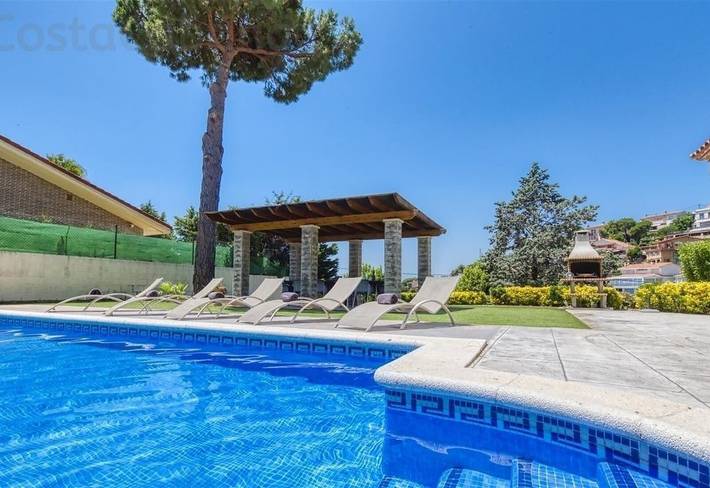 Villa "Costacabana - Paris" mit privatem Pool, 2 privaten Terrassen und WLAN in Roca Grossa, Lloret de Mar