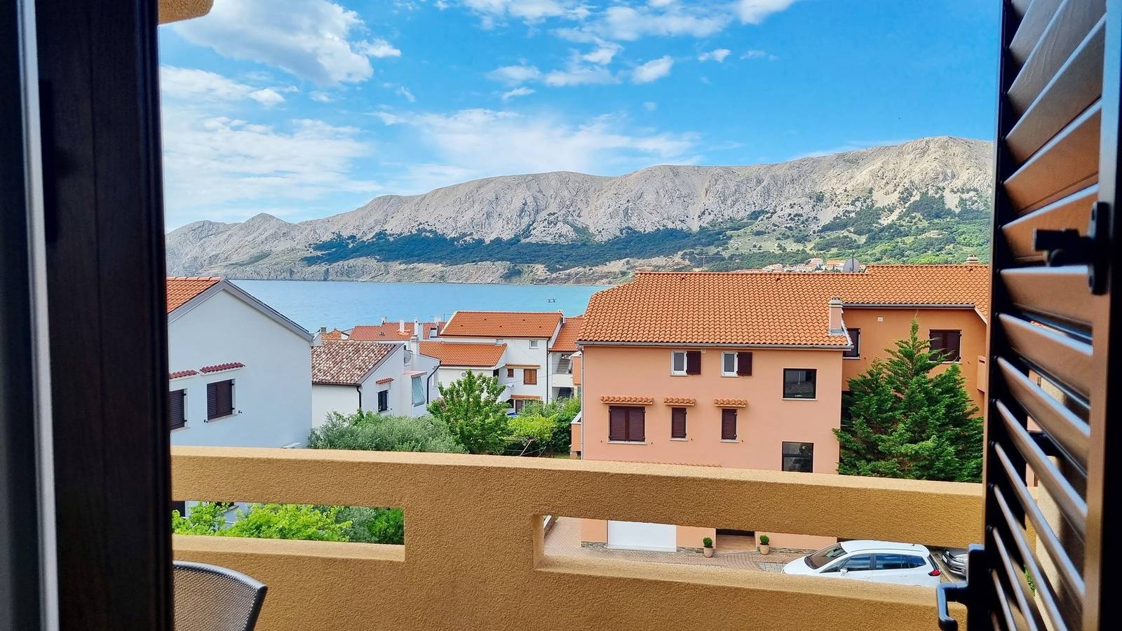 Ganze Wohnung, Apartment Dean mit Balkon und Meerblick für 4-5 Personen in Baska, Krk