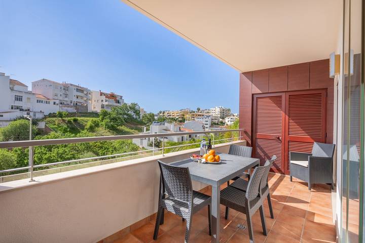 Apartamento entero, Apartamento "Tourismer C" con piscina, balcón y Wi-Fi in São Sebastião, São Gonçalo de Lagos