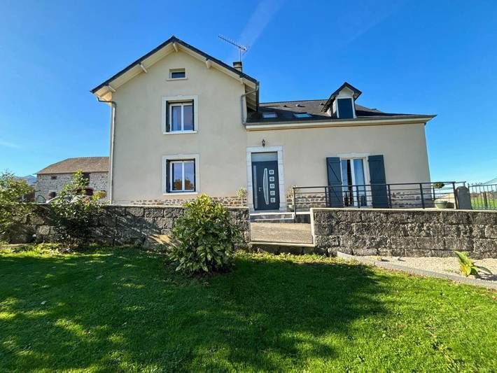 Location de vacances pour 9 personnes, avec Terrasse et Jardin ainsi que Piscine et Vue à Asson
