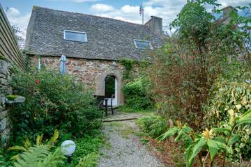 Gîte pour 4 personnes, avec jardin à Guimaëc