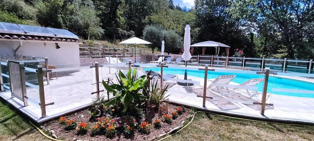 Appartement de vacances pour 2 personnes, avec Jacuzzi et Terrasse ainsi que Jardin et Piscine
