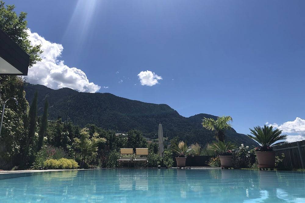 Ganze Wohnung, Exklusive Ferienwohnung über den Dächern Merans mit traumhaftem Bergpanorama in Schenna, Sarntaler Alpen