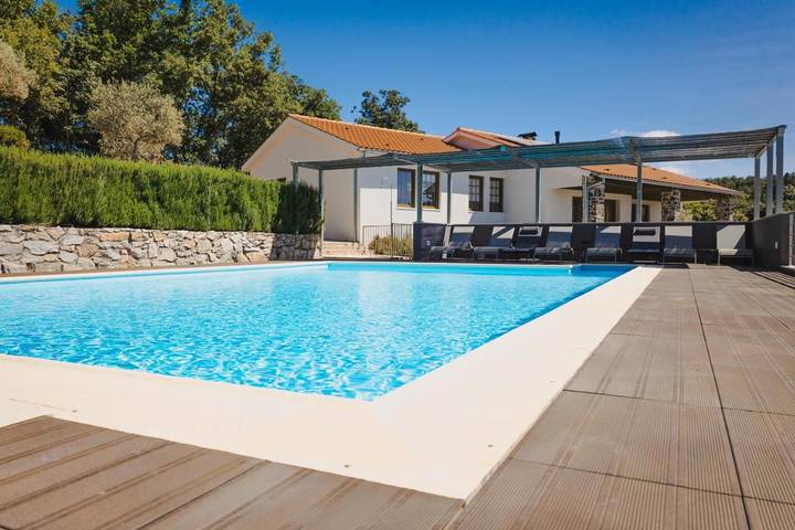 Lodge para 8 pessoas, com vista e jardim e ainda piscina, com animais de estimação no Norte