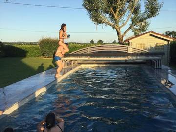 Gîte pour 2 personnes, avec terrasse ainsi que piscine et jardin à Virazeil