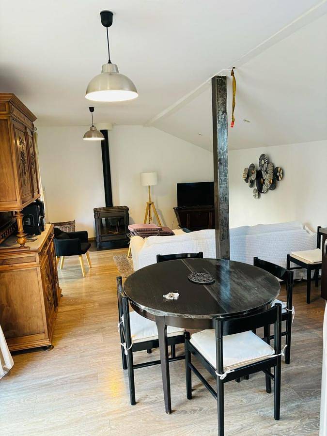 Location de vacances pour 6 personnes, avec piscine ainsi que terrasse et vue à Rouffiac (Auvergne)