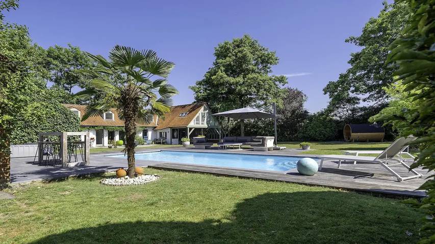 Maison de vacances pour 9 personnes, avec piscine ainsi que sauna et jardin