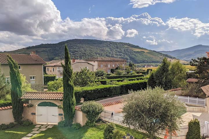 Location de vacances pour 10 personnes, avec jardin et piscine à Quincié-en-Beaujolais
