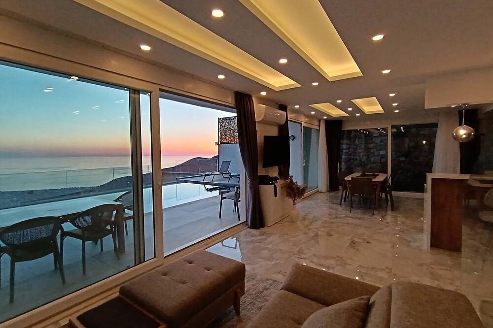 Luxury Escape with Stunning Views & Heated Jacuzzi, Alanya Villa 1002 in Alanya, Antalya Province