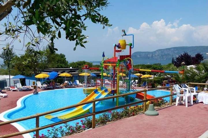 Ferienpark für 2 Personen, mit Pool und Terrasse am Gardasee