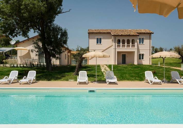 Gîte pour 5 personnes, avec jardin ainsi que vue et piscine à Notaresco