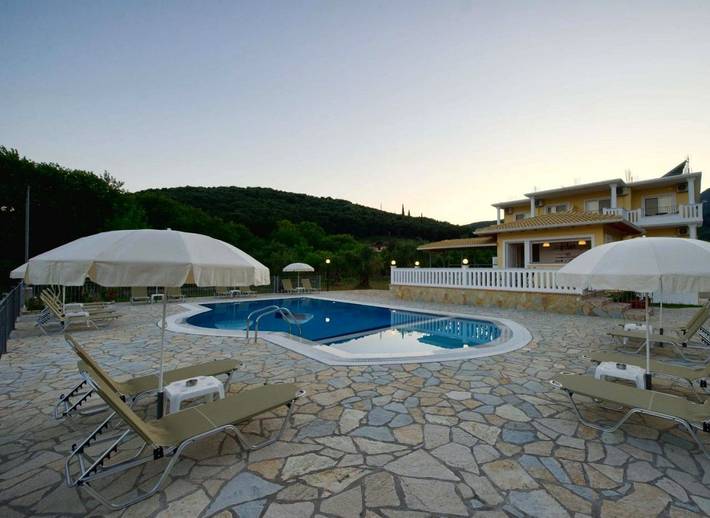 Vakantieappartement voor 2 personen, with uitzicht and zwembad as well as tuin in Parga