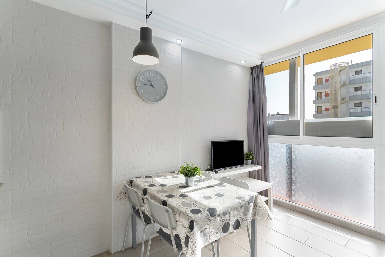 Entire apartment, Vacation 'Unit C' with Shared Pool, Shared Terrace, and Wi-Fi in Maspalomas, San Bartolomé de Tirajana