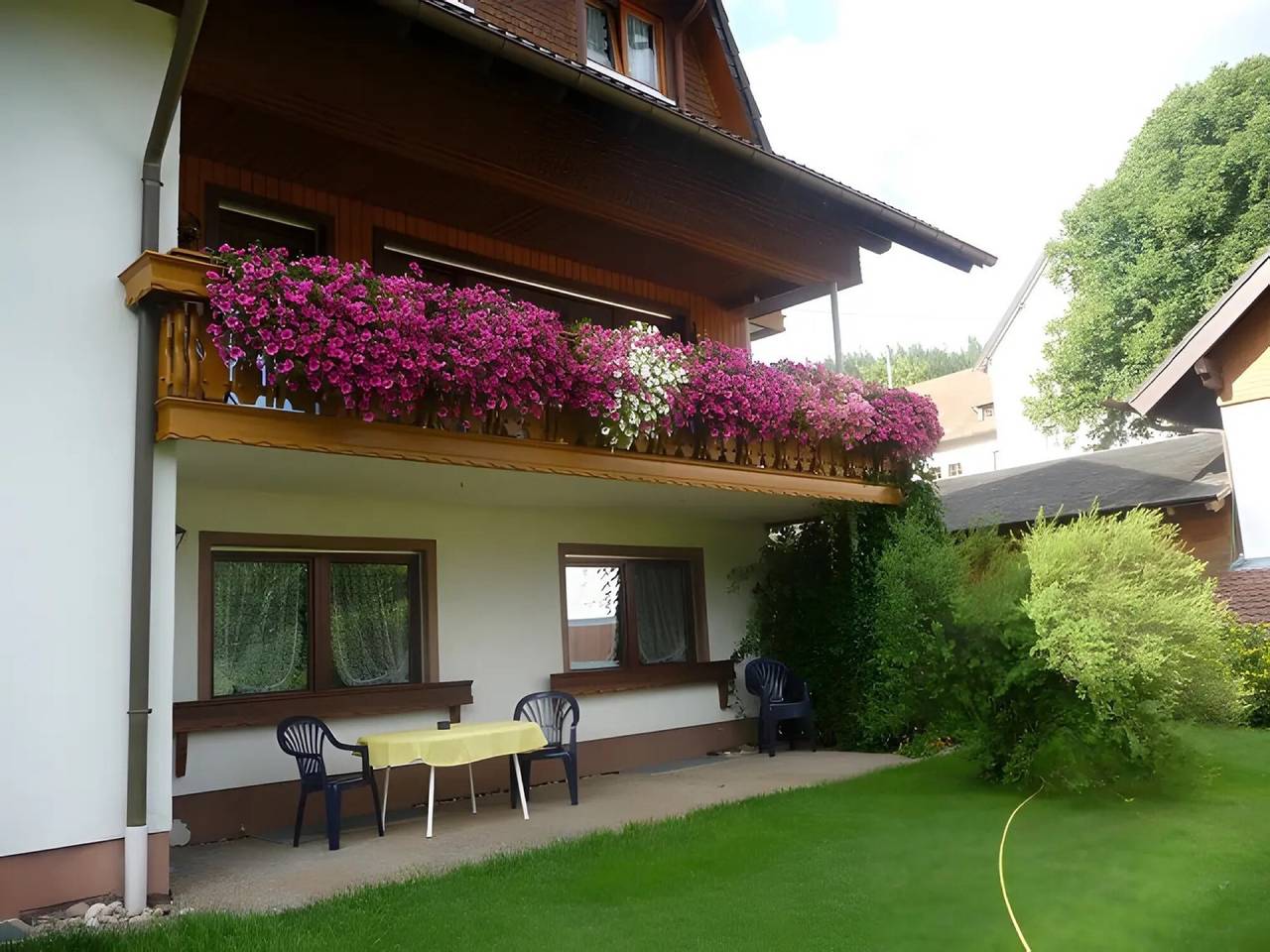 Ganze Wohnung, Ferienwohnung 'Nr 1 Dg' mit Gemeinschaftsgarten, Balkon und Wi-Fi in Vöhrenbach, Mittlerer Schwarzwald