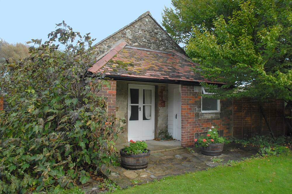 The Granary at French Mill: charming cottage set in extensive garden with stream in Godshill (Isle of Wight), Isle of Wight