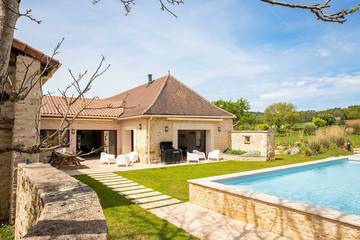 Gîte pour 24 personnes, avec jardin ainsi que terrasse et jacuzzi à Le Change