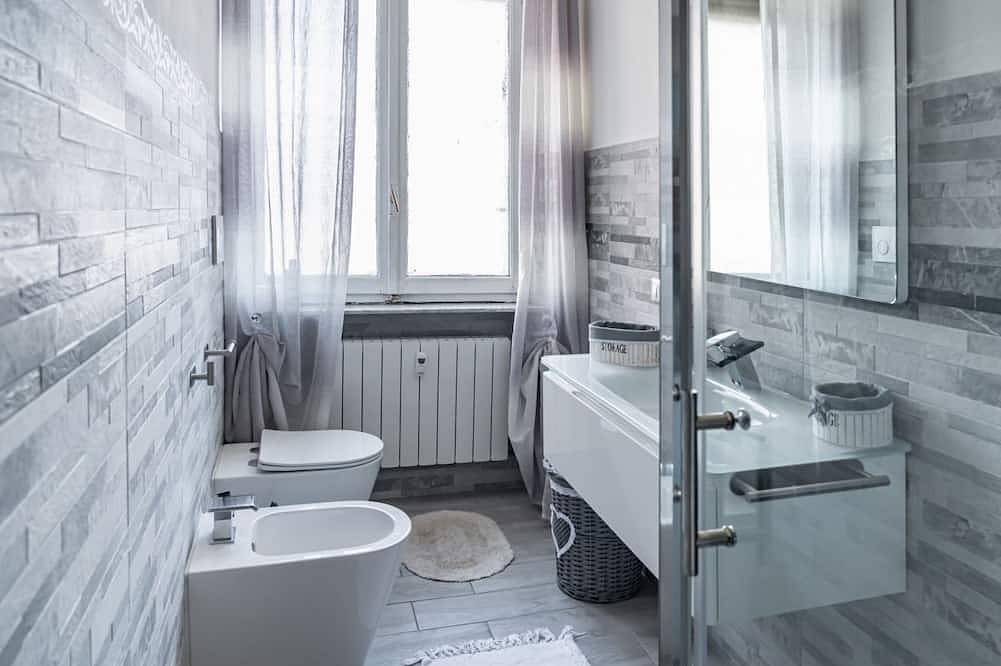 Ganze Wohnung, Comfortable mini-apartment of about 35 m2, located on the mezzanine floor of a building Without a lift. The accommodation is located in the Pista district, a very quiet residential area, served by all the main services: bar, pharmacy, restaurant and supe in Alessandria, Alessandria (Gemeinde)