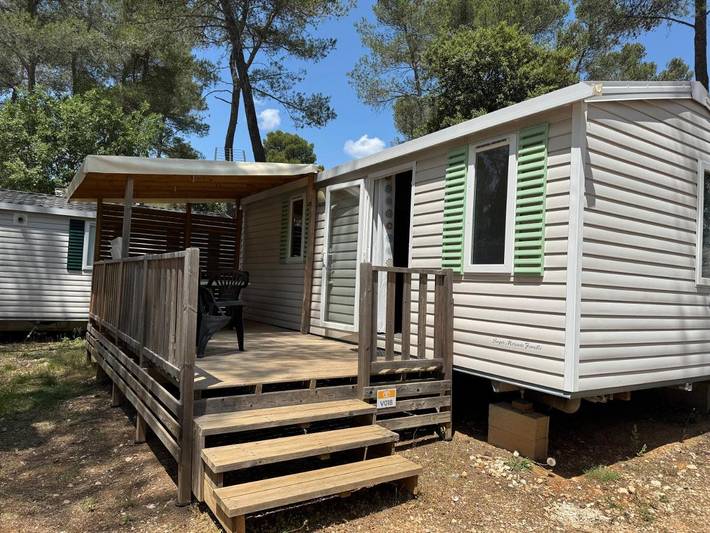 Camping pour 6 personnes, avec vue ainsi que terrasse et bassin pour enfant