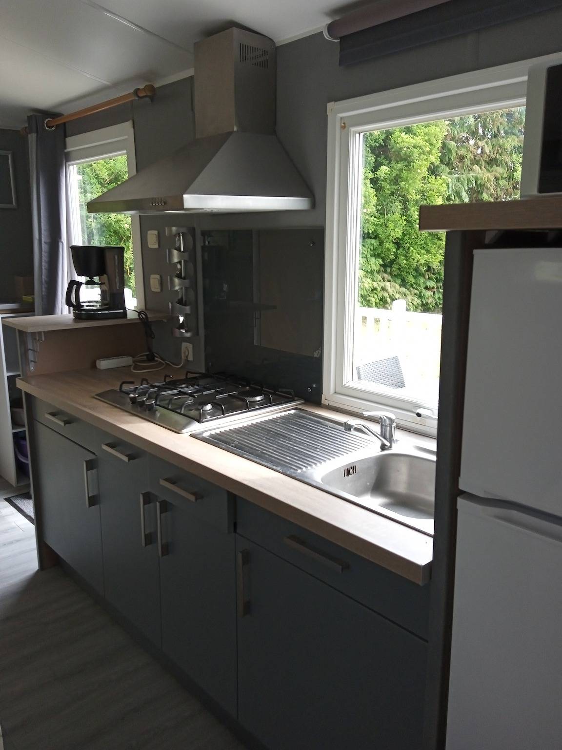 Mobilhome "Home" met privéterras in Plounévézel, Châteaulin en omgeving