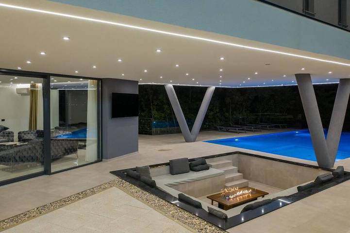 Spacious 8-bedroom villa in amazing Grubine with Ac in Imotski, Makarska Riviera