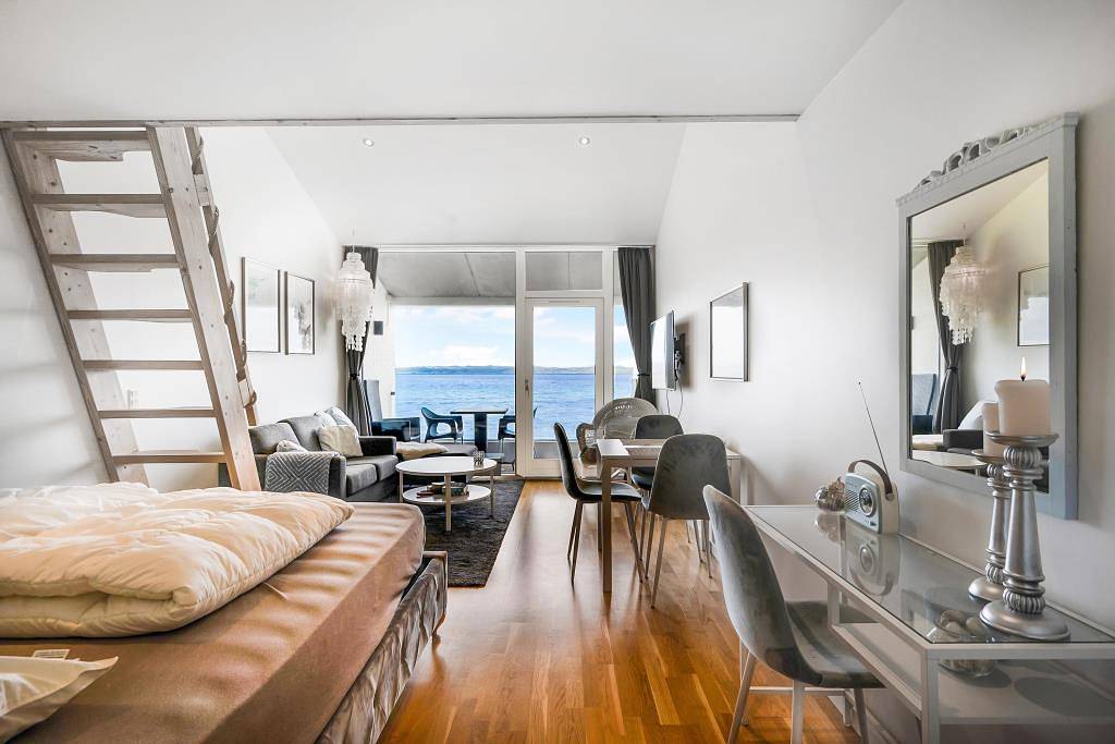Helle und gut ausgestattete Ferienwohnung im 1. Stock mit Panoramablick über die Ebeltoft Bucht – direkt am Hotel Ebeltoft Strand in Ebeltoft (Stadt), Ebeltoft