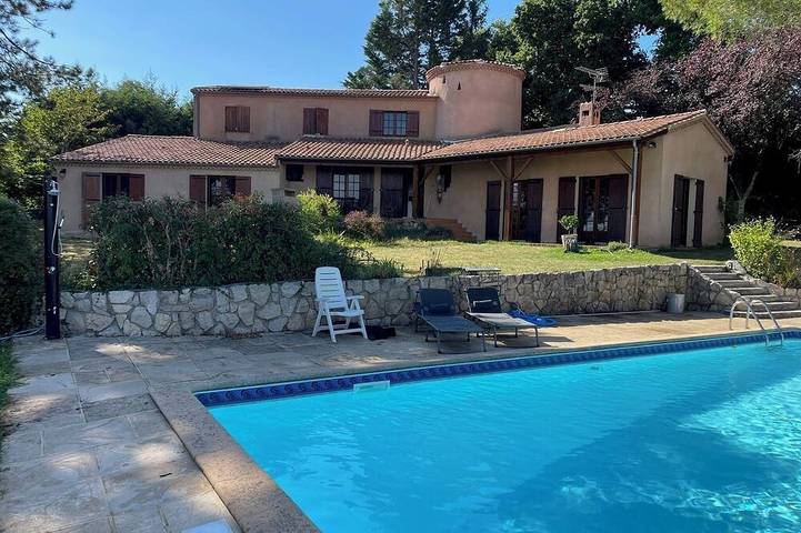 Location de vacances pour 13 personnes, avec jardin à Mongauzy