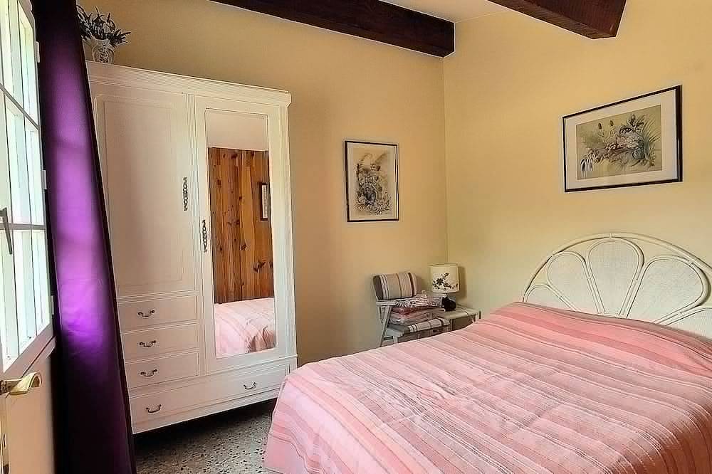 Holiday home in the Mont Ventoux with private pool.  in Bédoin, Parc naturel régional du Mont-Ventoux