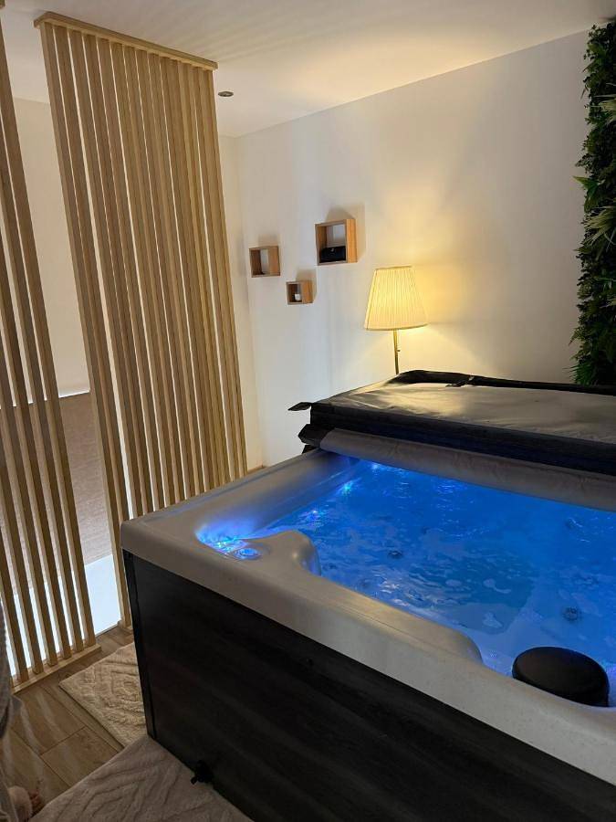 Gîte pour 4 personnes, avec terrasse et jacuzzi à Frénouville
