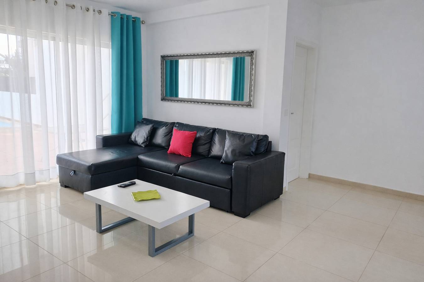 Ganze Wohnung, T2 r/c Galé, Piscina, Bbq, A/C, para a praia vai a in Guia, Faro Distrikt