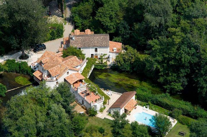 Gîte pour 2 personnes, avec Balcon ainsi que Jardin et Piscine à Villetoureix