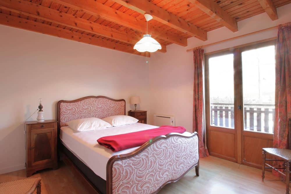 Comfortable family chalet 5 min. drive from the lake in Viviers-du-Lac, Chambéry region