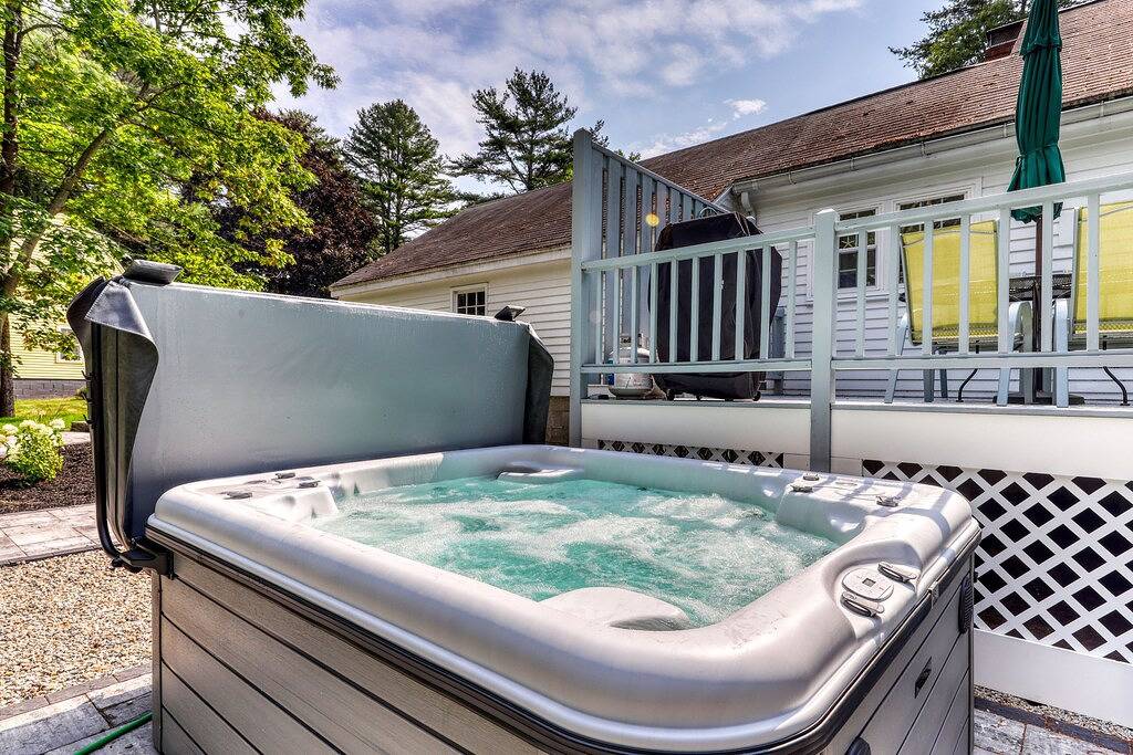 Charmantes Haus w / Deck, Kinderbett, Hof - 1 Hund Ok, zu Fuß zum Strand in Kennebunk, York County