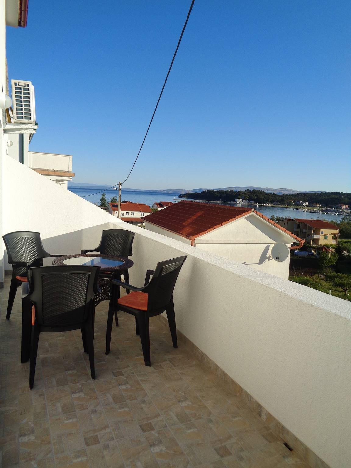 Ganze Wohnung, 1-Zimmer-Ferienwohnung mit Terrasse und Meerblick Lopar, Rab A-17103-d in Lopar, Rab