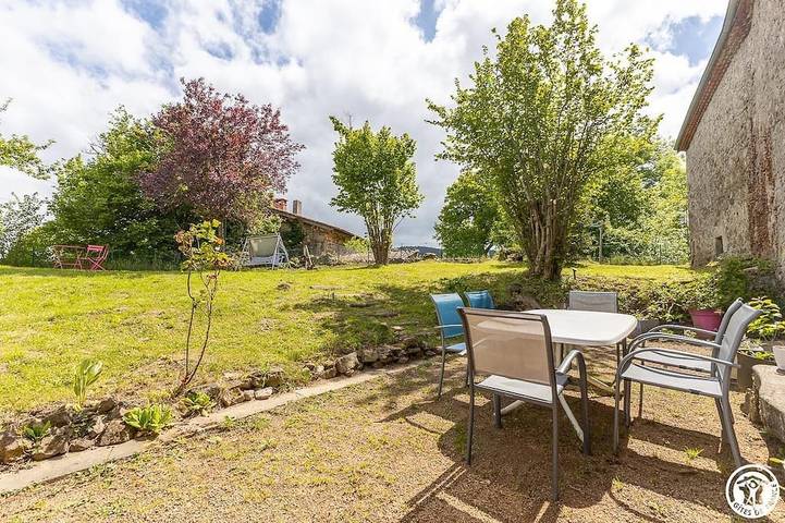 Gîte pour 6 personnes, avec terrasse et jardin, animaux acceptés à Échandelys