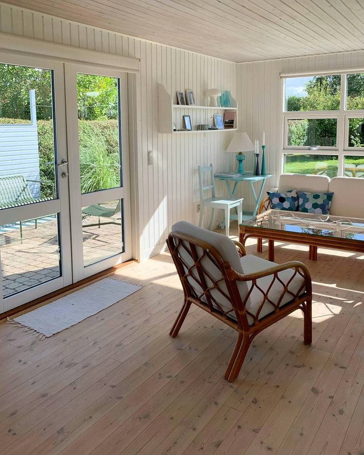Hellblaues Ferienhaus im Stil der 60er Jahre am Strand von Jørgensø in Jørgensø, Otterup