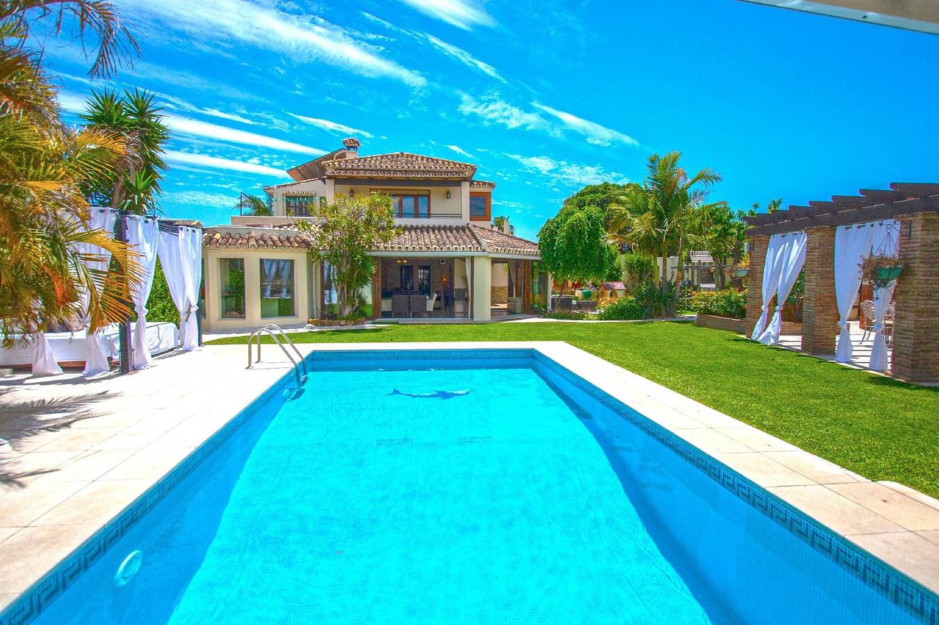 Next to the beach, heated swimming pool, games room, playroom, etc in San Pedro de Alcántara, Marbella