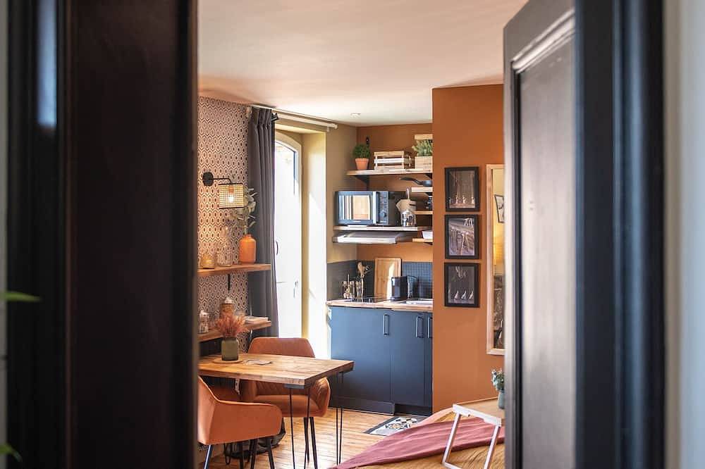 Entire apartment, La cour de Philomène-Studio-Apartment-Private Bathroom-Courtyard view in Bayeux, Bayeux region