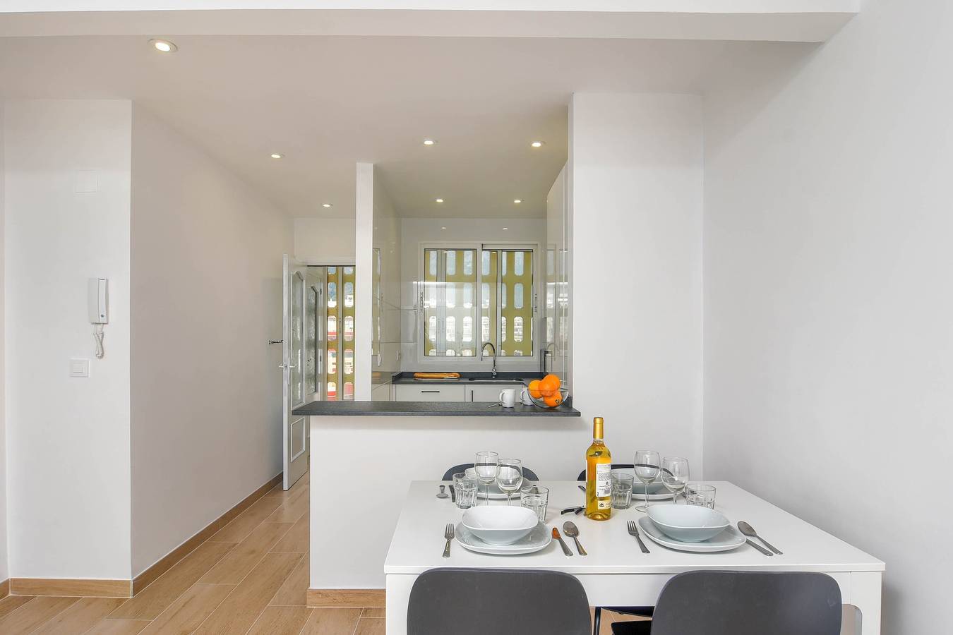 Appartement entier, Appartement La Perla Seaview Calpe avec vue mer, piscine, Wi-Fi, climatisation, balcon et terrasse in Vieille ville de Calpe, Calpe