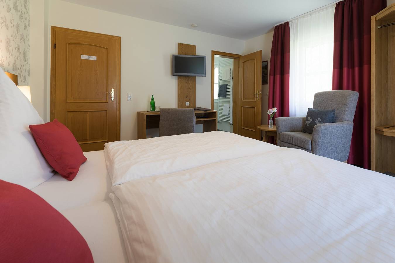 Zimmer 'Typ C Komfort-Doppelzimmer Mit Balkon' mit Gemeinschaftsterrasse und Wlan in Medebach, die Mittelgebirge