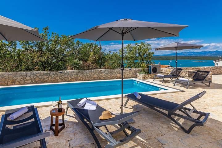Ganze Wohnung, Ferienwohnung Dea mit beheiztem Pool und Meerblick 300m vom Strand in Komoriška, Klimno
