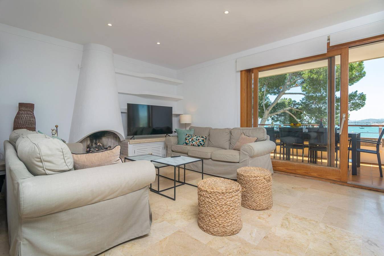 Entire holiday apartment, Ed. Bellveure 2º B (Duplex) - Fantastic apartment on the seafront. Free Wifi. in Port de Pollença, Pollença