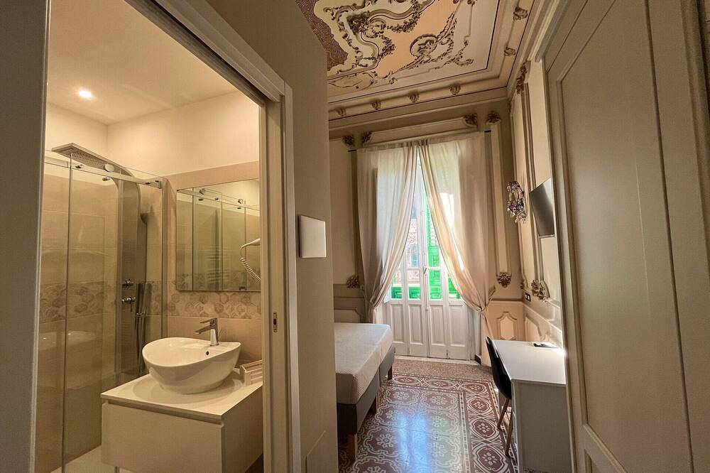 Appartement entier, Chambre '1923' avec Balcon, Wi-Fi et Climatisation in Messina, Province de Messina