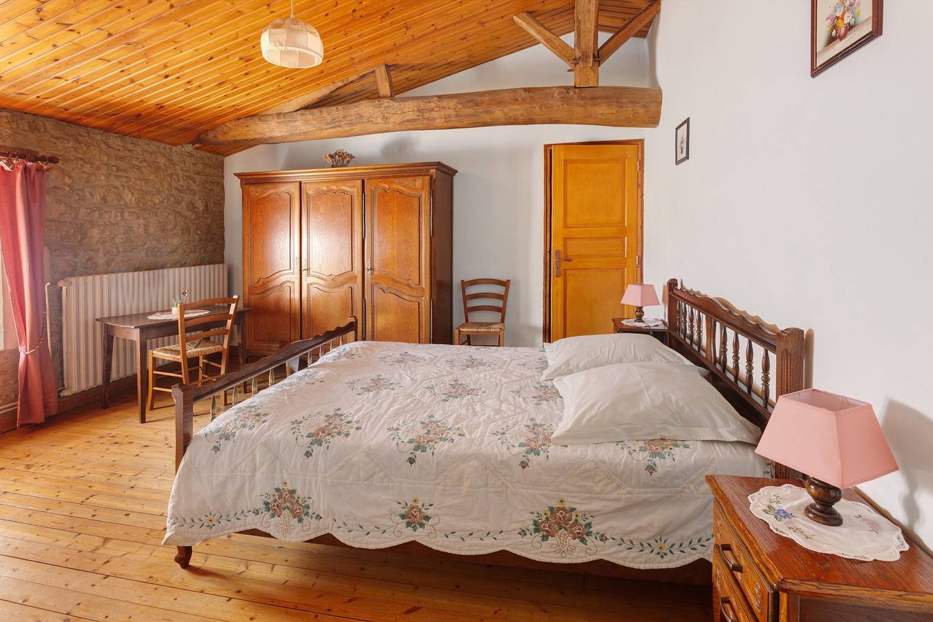 Chambre d’hôtes « La Glycine » avec terrasse et jardin partagés, Wi-Fi in Antezant-la-Chapelle, Région de Saint-Jean-d'Angély