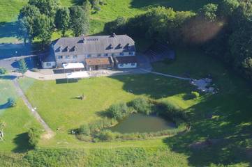 Maison de campagne pour 3 personnes, avec sauna ainsi que vue et jardin dans le Cantal
