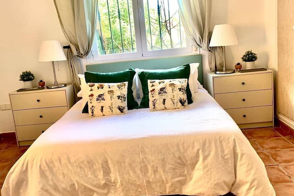10 Bedroom 5* Luxury Villa . Heated Pool & 6 seater jacuzzi.. 30 Guests max  in Mutxamel, Costa Blanca
