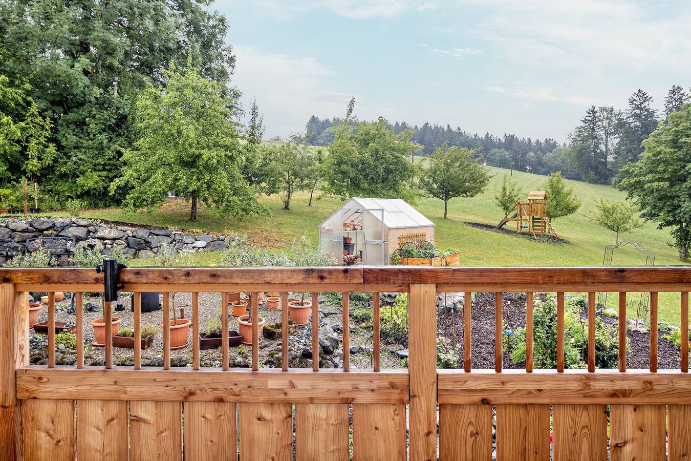 Ganze Wohnung, Ferienwohnung 'Waldesruh' mit Gartenblick, privatem Balkon und Zugang zum Gemeinschaftsgarten in Dietmannsried, Bayerisch Schwaben